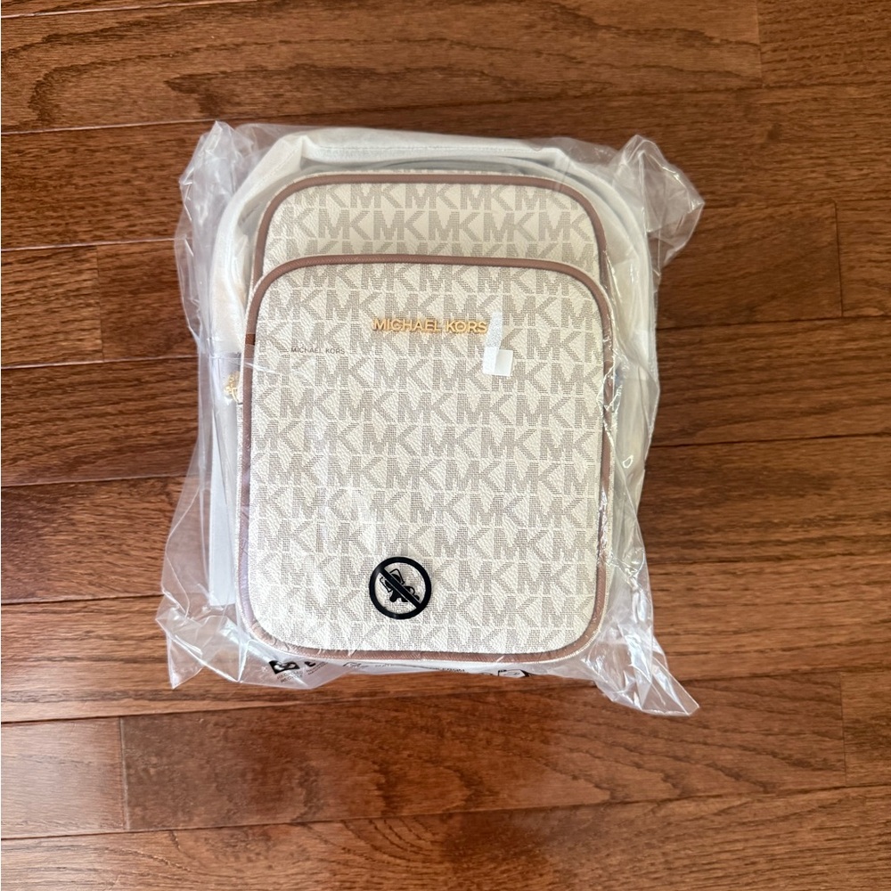 Vanilla Michael Kors Jet Set Travel Bag